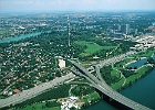 Brigittenauer Brücke führt über die Neue Donau und verbindet mit dem Donau Park und der Uno City. Hinten die alte Donau, Donau-km 1030,5 : Brücke